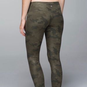 rare Savasana Camo Lulu Wunder Under, size 8